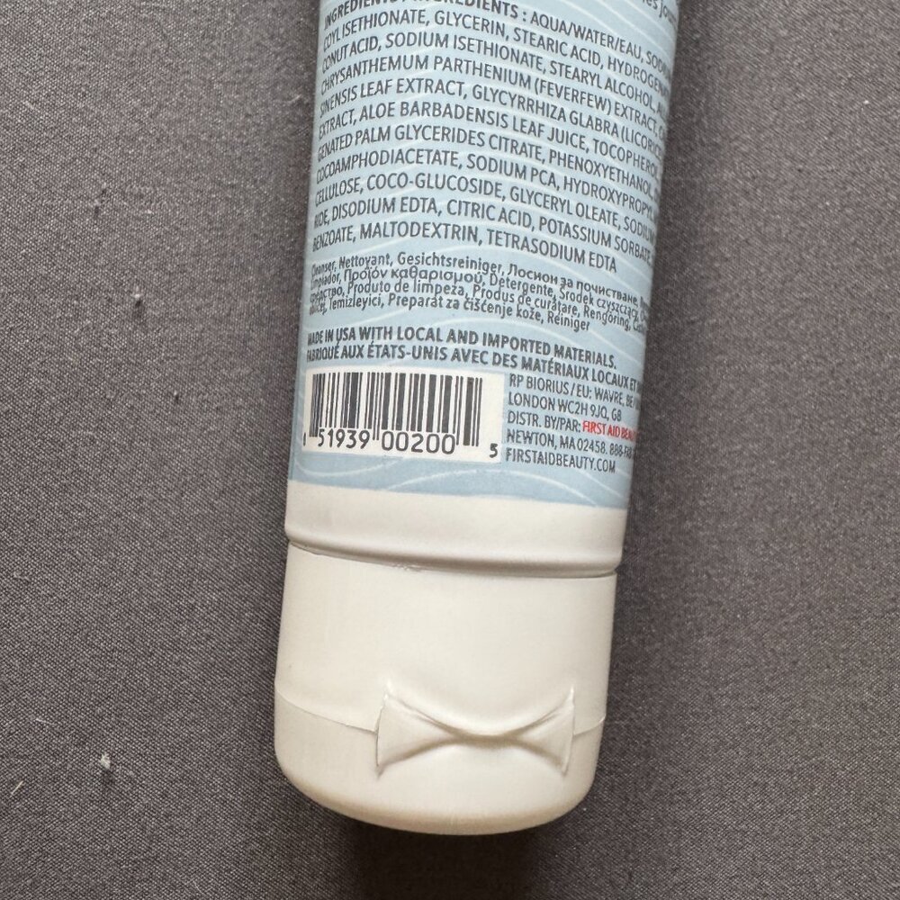 First Aid Beauty | NEW Pure Skin Face Cleanser, 5 oz / 142g - Picture 4 of 8